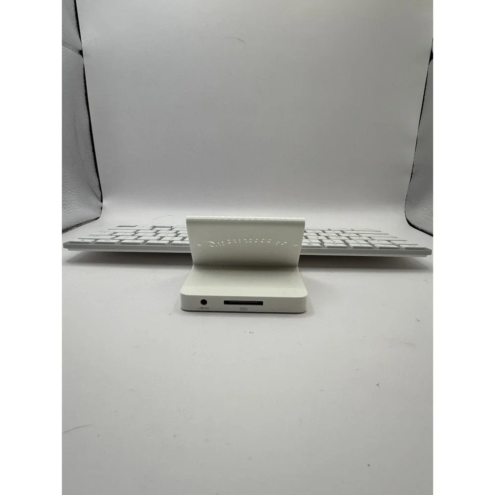 Apple Keyboard Dock A1359 for iPad 1st 2nd 3rd Gen iPhone 2,3,4 30-pin connector